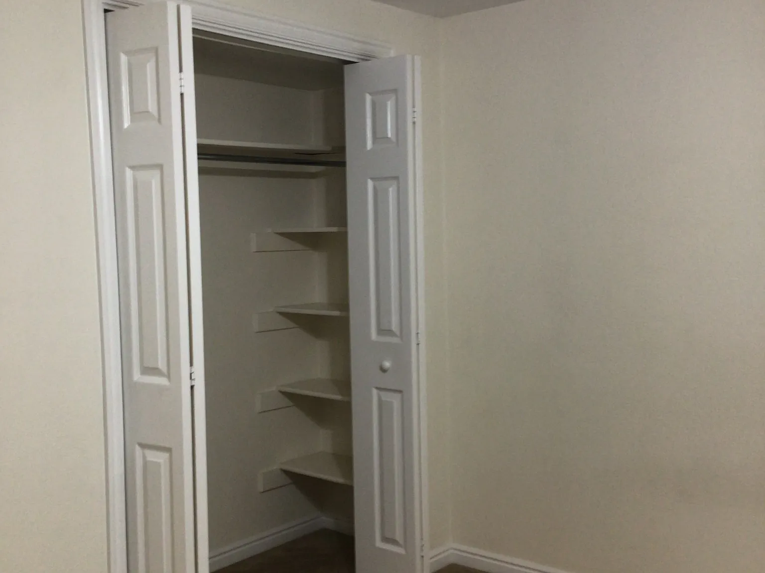 1 bed, 850 sqft, $1,300 — Photo 3