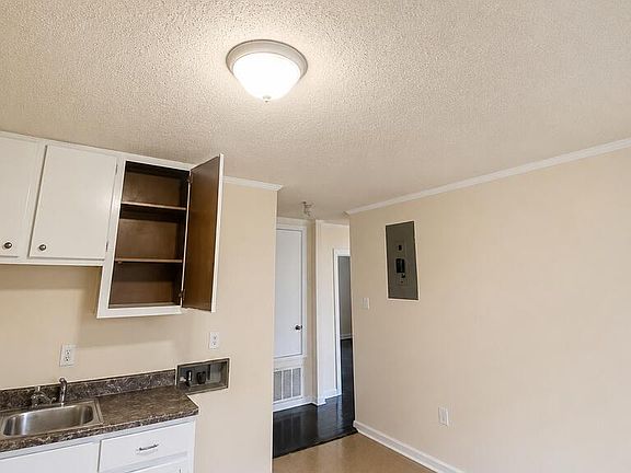 2nd image of 1654 McArthur St