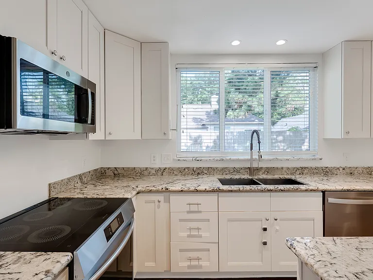 16215 Hollow Rock Dr — Photo 30