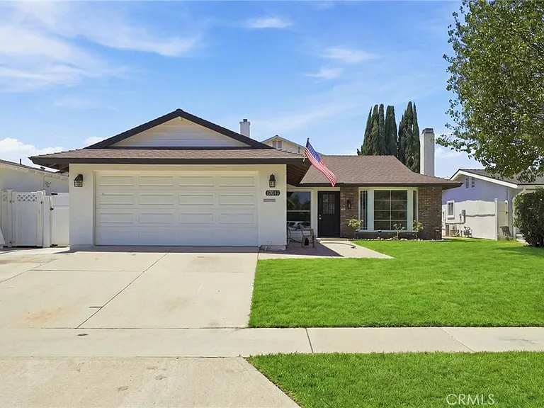 17611 Leslie Ave — Photo 1