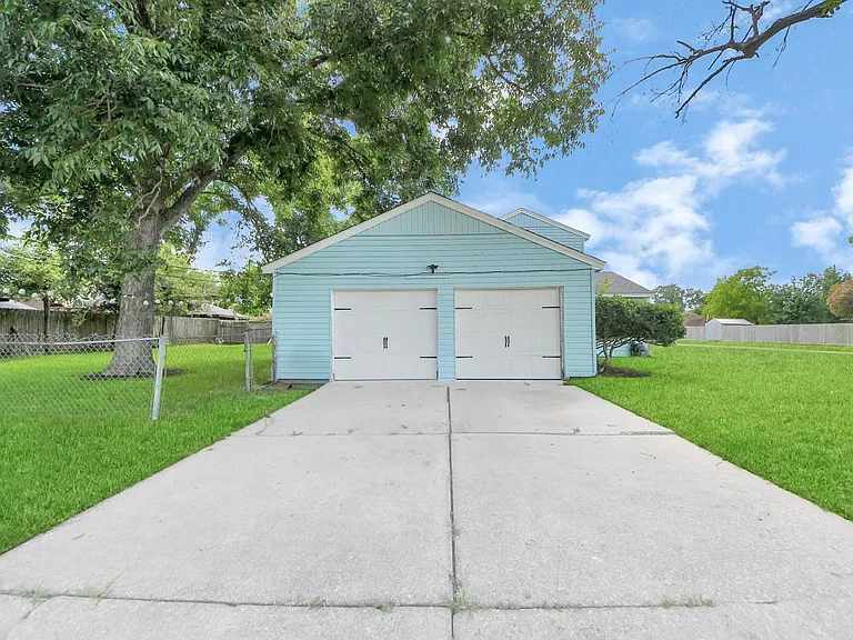2513 Leslie St — Photo 2