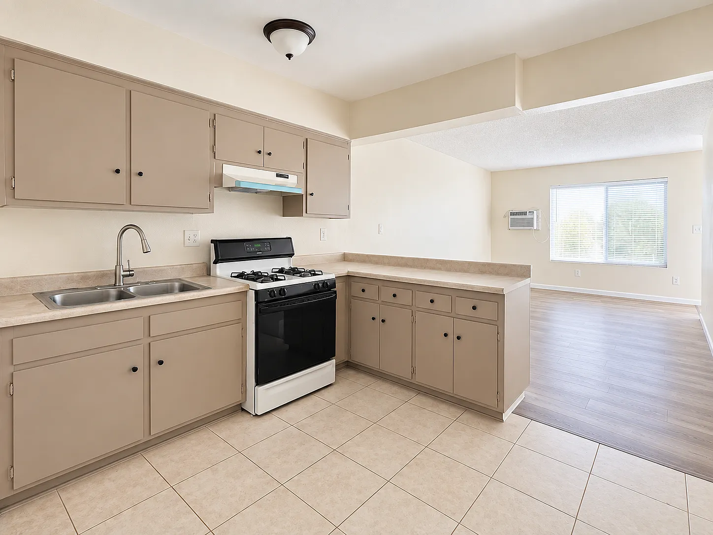 2 bed, 1100 sqft, $2,200 — Photo 3
