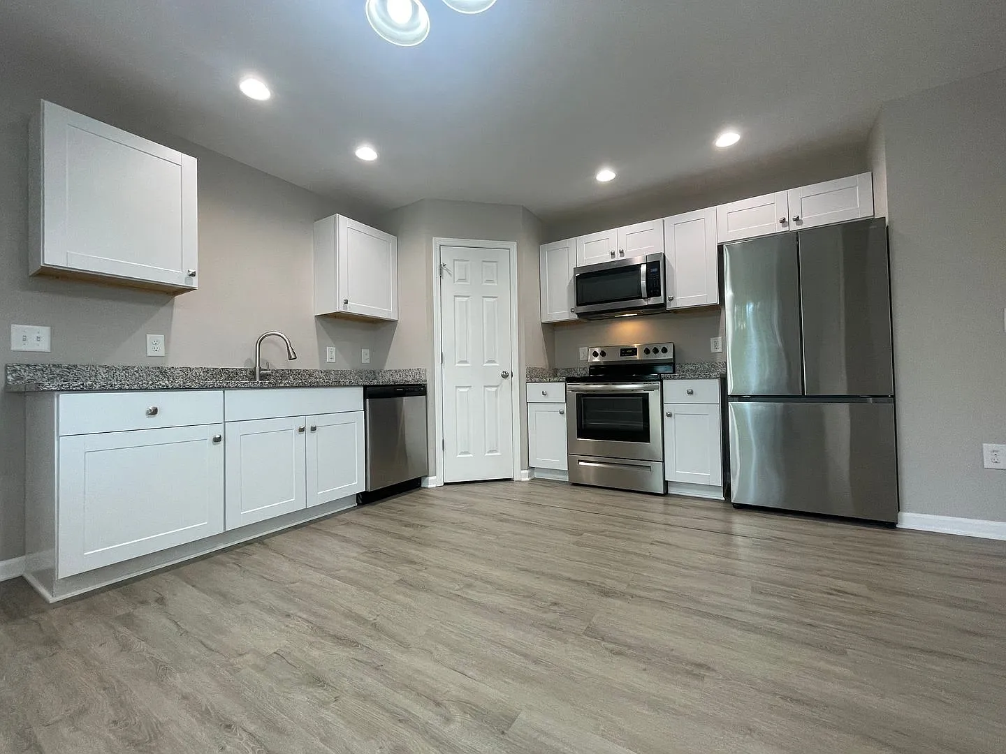 Modern 3BR Bungalow in Kannapolis — Photo 3