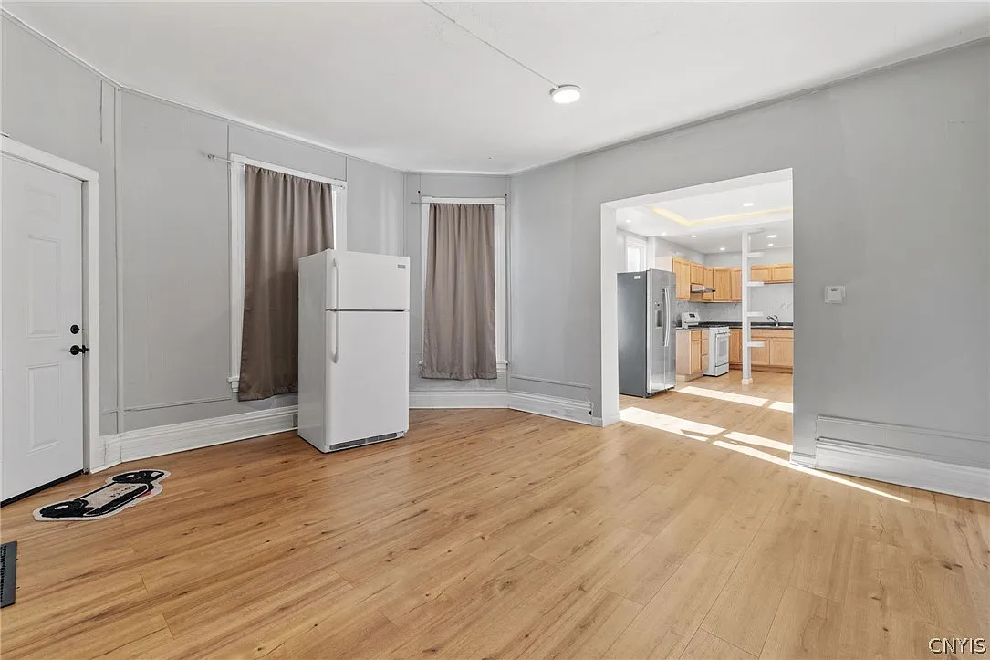 4 bed, 1.0 bath, 3034 sqft, $2,150 — Photo 3