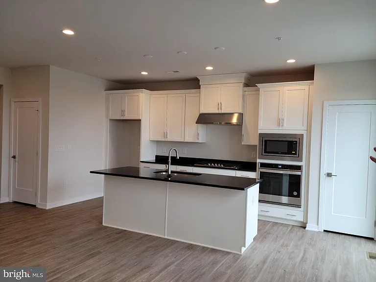 821 Bayberry Ct #821 — Photo 6