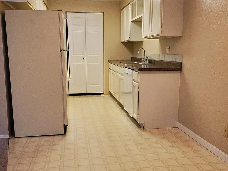 5602 N Millrun Ave — Photo 2