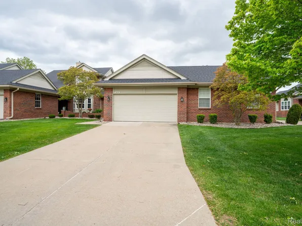 16637 Club Dr, Southgate, MI 48195