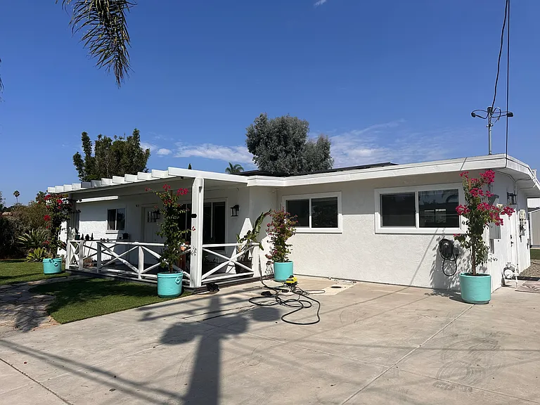 Caren Rd — Photo 1