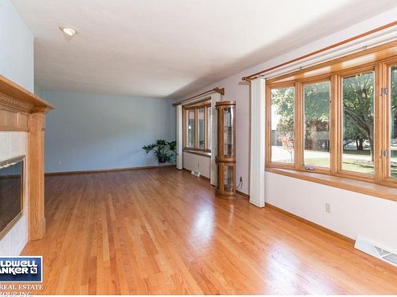 Living Room w-Fireplace