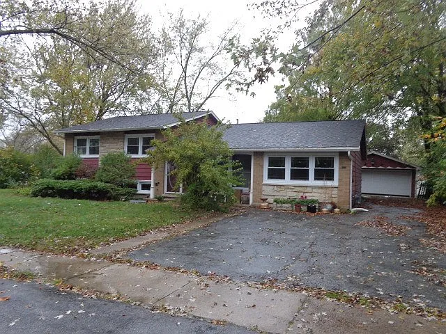 17505 Oakwood Dr photo 1
