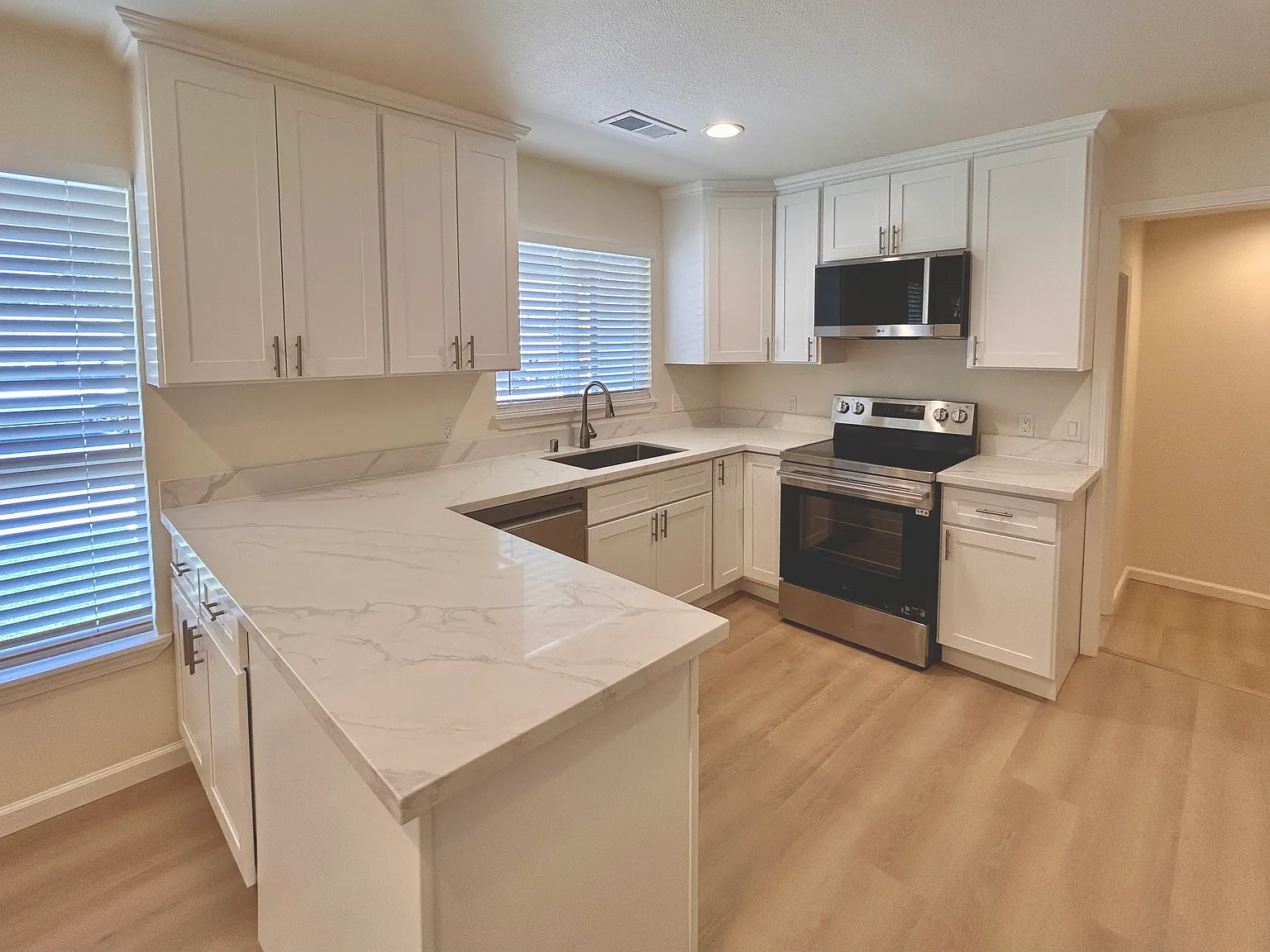 4 bed, 1410 sqft, $4,295 — Photo 3
