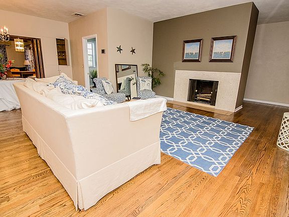 3rd image of 19 Elizabeth Ln