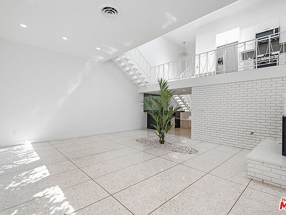 5th image of 764 N Doheny Dr