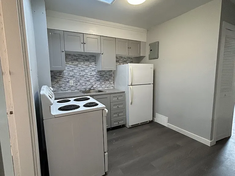 10140 Yonge St #5 — Photo 3