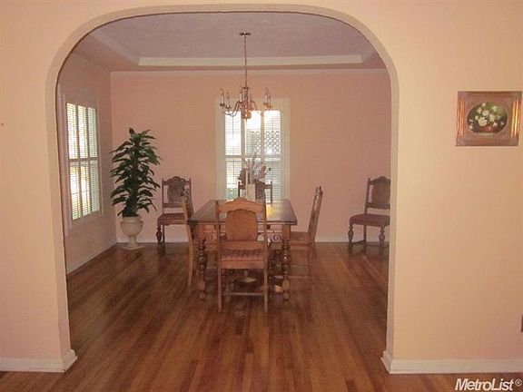 4th image of 524 Garden St