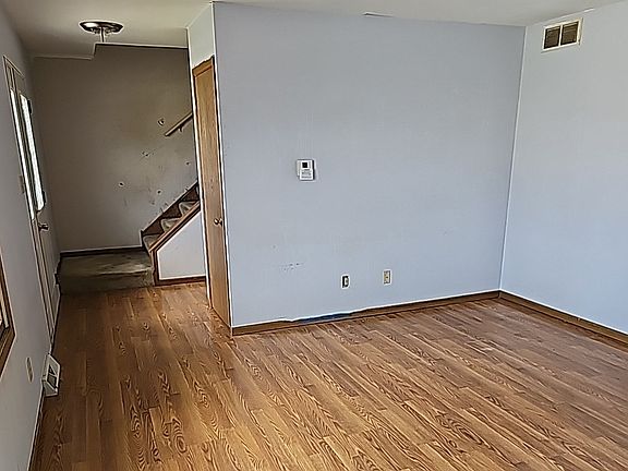 5th image of 340 Elizabeth Dr