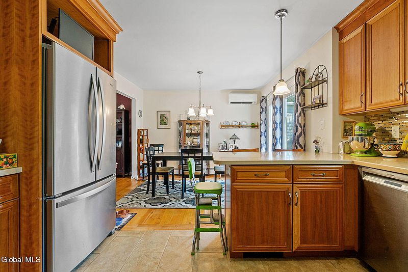 4th image of 878 Cunningham Court
