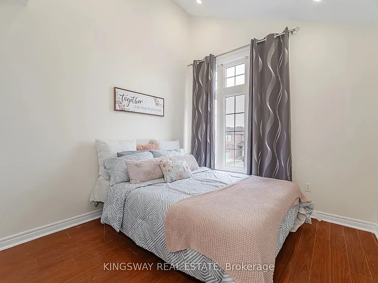 803 Khan Cres — Photo 31