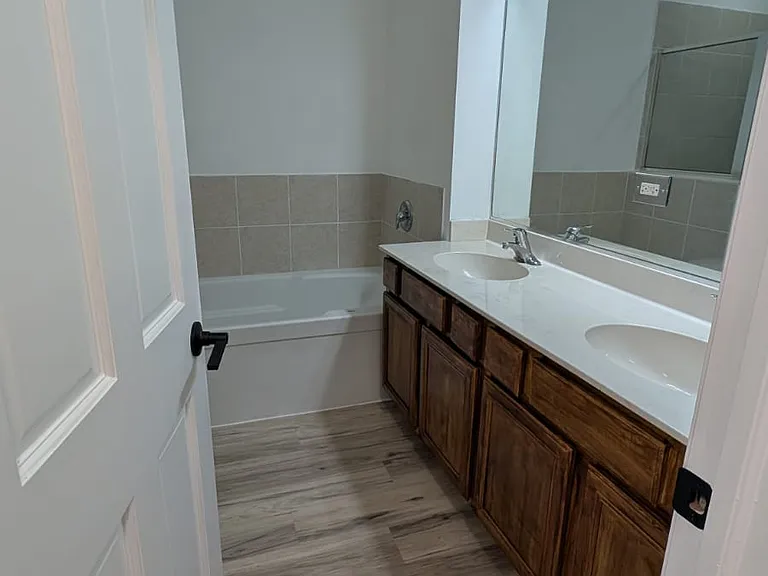 142 W Park Ave #D — Photo 15