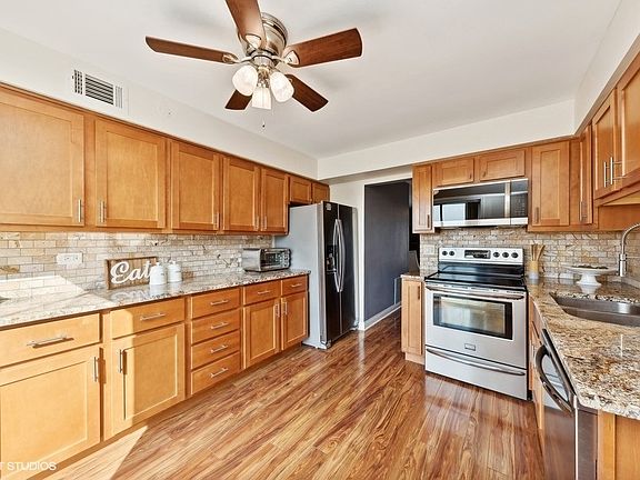 2nd image of 5511 Chateau Dr #6