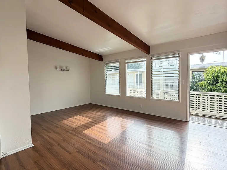 7036 Hawthorn Ave #10 — Photo 2
