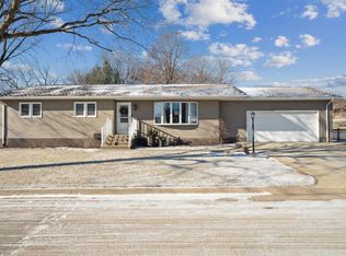 410 Adams St SE, Cascade, IA 52033