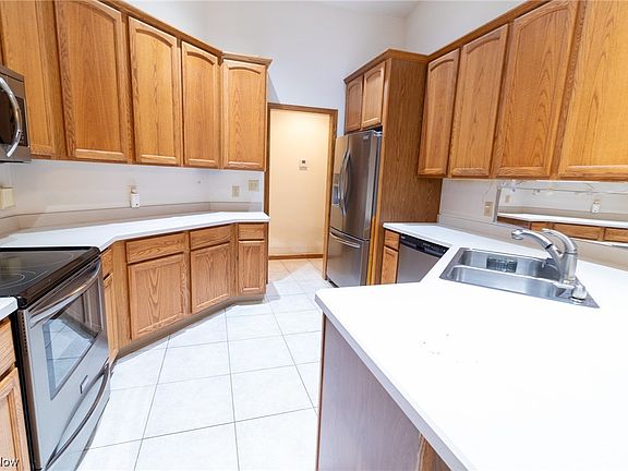 3rd image of 891 Mayfield Dr