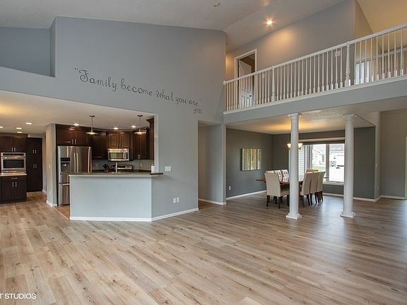 5th image of 285 W Goldfinch Dr