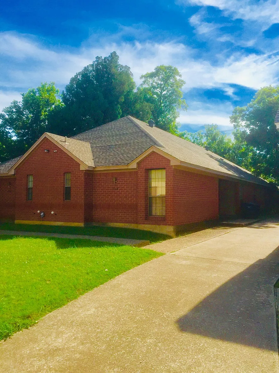 Building Photo - 3146 Rogers Ave