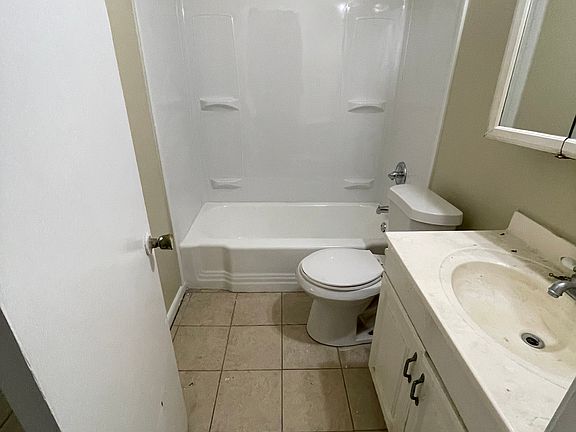 4th image of 3232 Sumner St Unit B