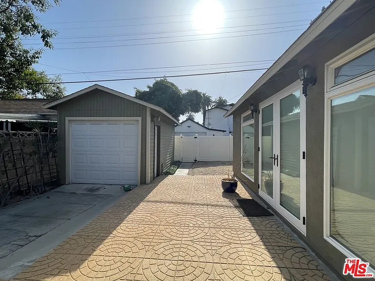 4613 S Van Ness Ave — Photo 4