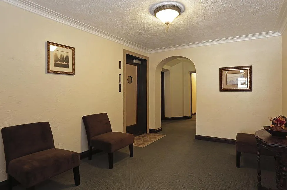 WINGATE LOBBY_03232018 - 15115-15119 Lake Ave