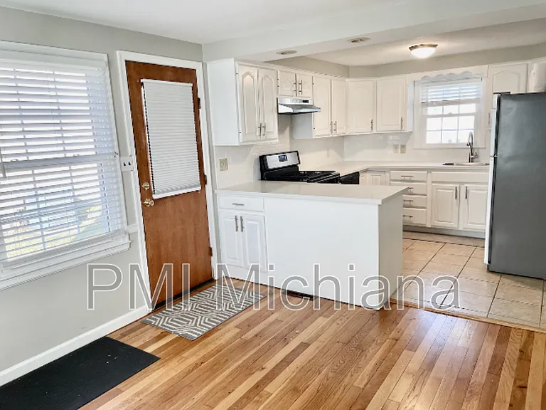 1311 E Monroe St — Photo 18