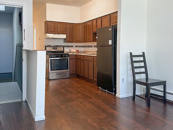 Entrance to living room and eat-in kitchen