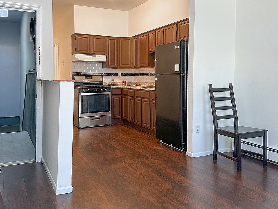Entrance to living room and eat-in kitchen
