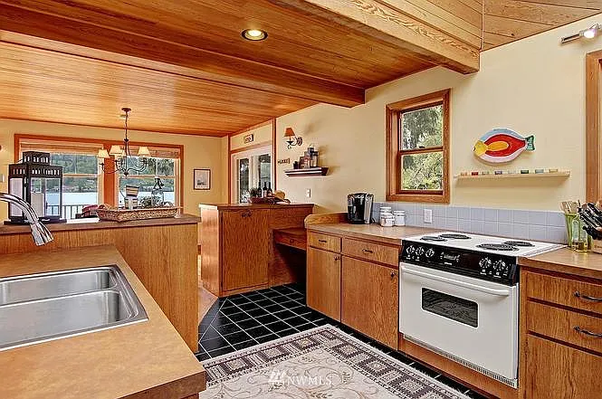 3 bed, 1956 sqft, $4,200 — Photo 2