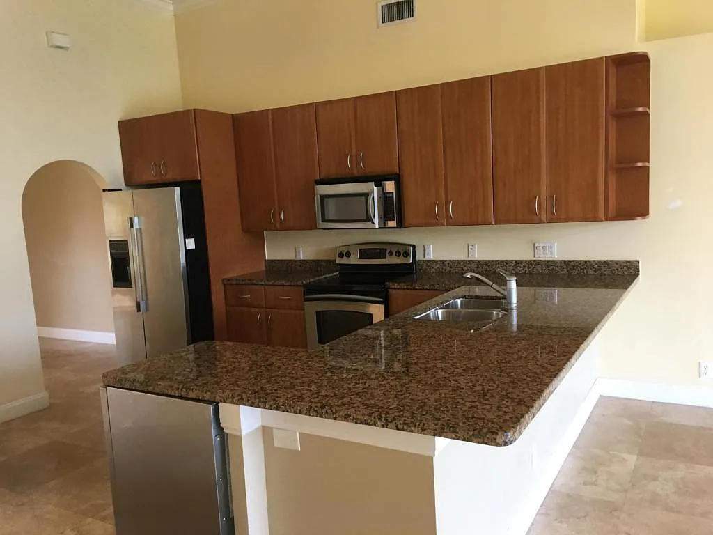 4 Bedroom single family home in Boca Isles South upscale gated community — Photo 3