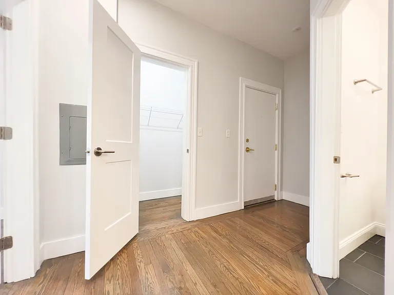 32 Queensberry St #7 — Photo 7