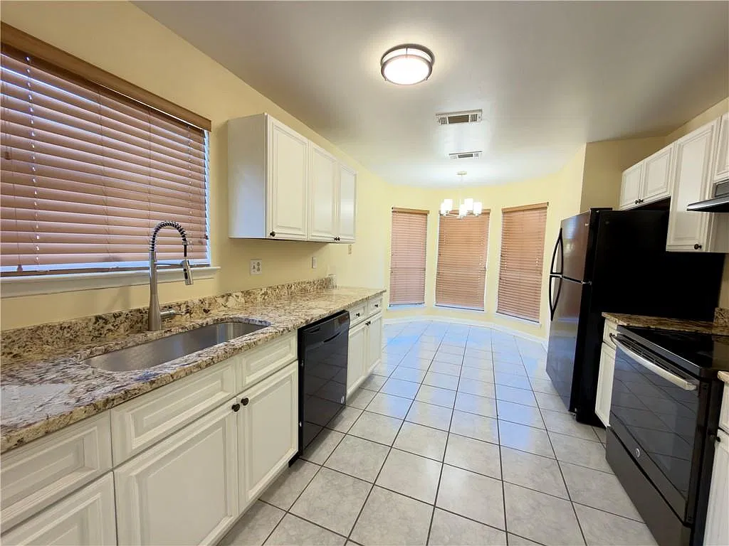 3 bed, 2.0 bath, 1300 sqft, $2,300 — Photo 4