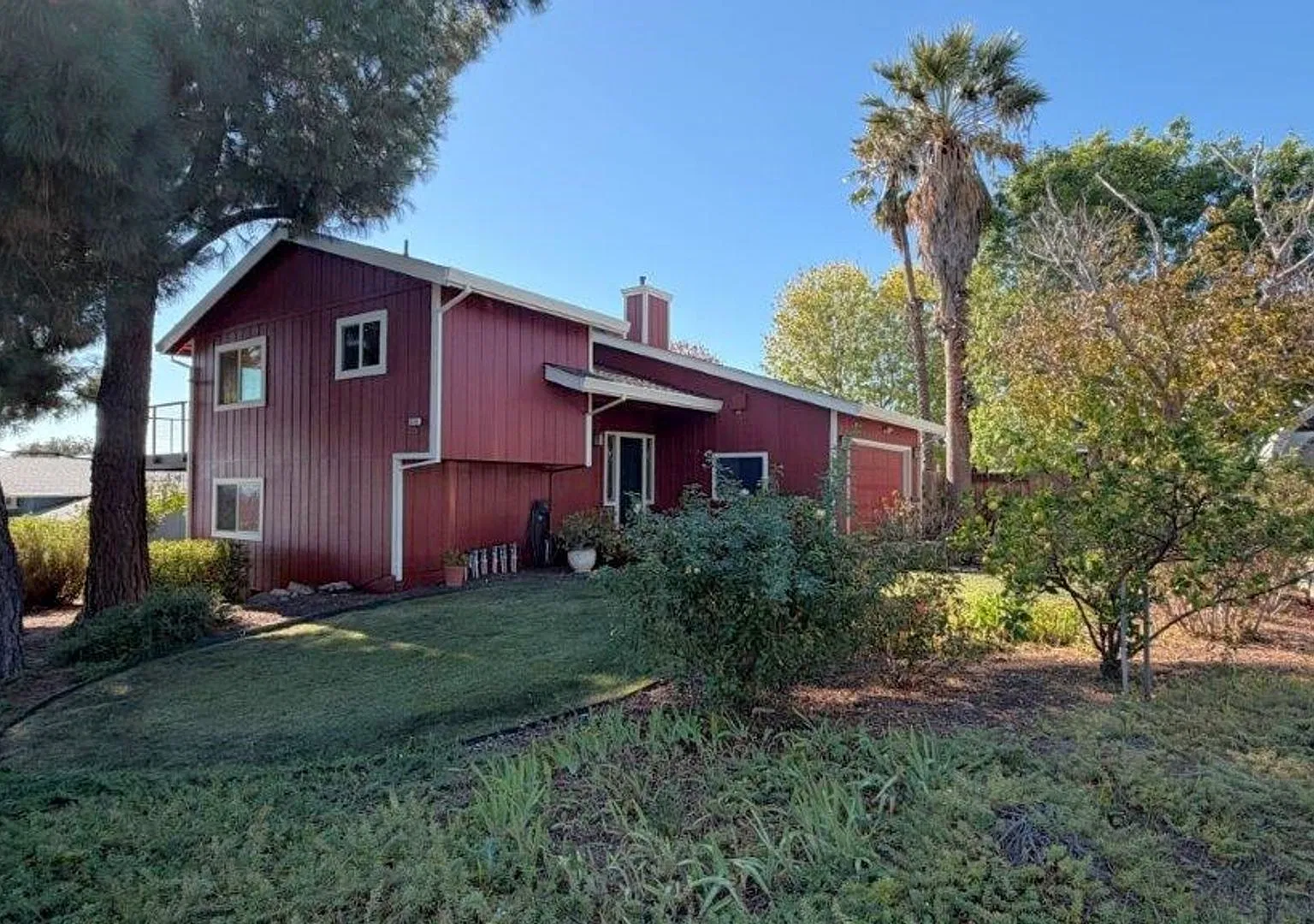 Beautiful 4-bedroom, 3-bath Tahoe-inspired home with vaulted ceilings, spacious decks, stunning d... — Photo 2