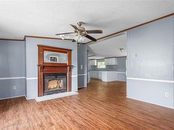 4th image of 4047 Mistletoe Dr