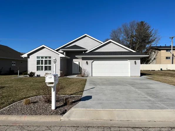 2306 Liberty Ln, Peru, IL 61354