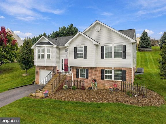 3rd image of 114 Colton Ct