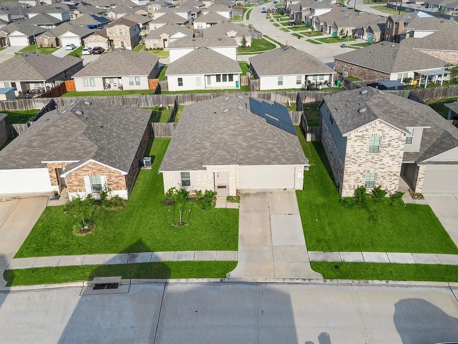 4 bed, 2.0 bath, 2302 sqft, $2,495 — Photo 3