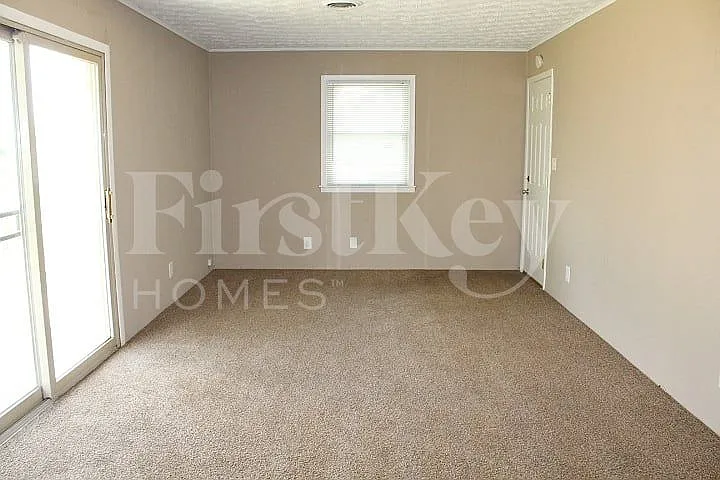 4455 Stuart Dr — Photo 5