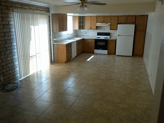 Kitchen & Family room combo