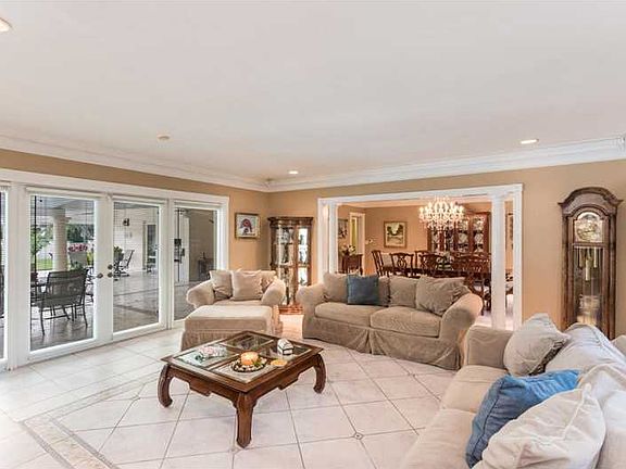4th image of 820 Jeronimo Dr