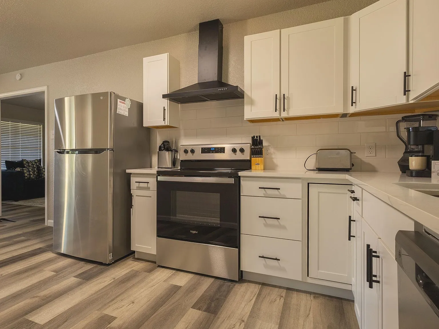 3 bed, 1.0 bath, $2,700 — Photo 3