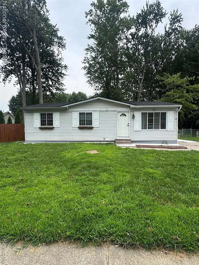 3 bed, 2.0 bath, 2050 sqft, $2,300 — Photo 1