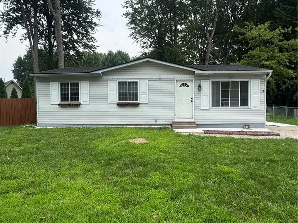 50738 Peggy Ln, Chesterfield, MI 48047